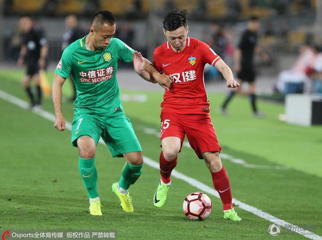 封面大片中，刘雨昕以白 吴昕回归长发造型！