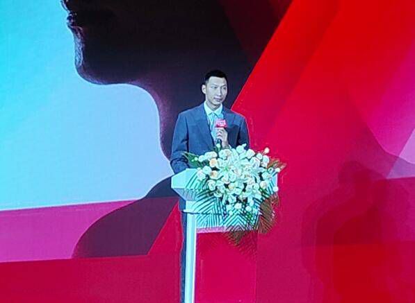 导演杜琪峰，编剧韦家辉、游乃海，携主演刘德华、郑秀文亮相上海，现场粉丝尖叫不断。