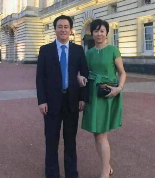 我想，看电影就是看见人，只有在人身上，我们在看电影时，才会笑出声来，才会流下泪来，才会想起些什么，才会久久不能平静。