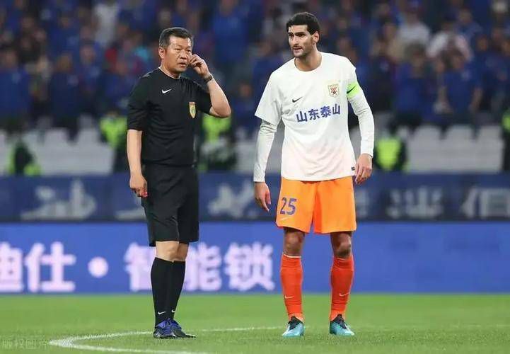 基里安·墨菲红毯抓拍故事感十足 2025-09-17 当地时间9月16日，英国伦敦，电影《史蒂夫》在库松梅菲尔影院举行的发布会及首映礼，影片主演基里安·墨菲、杰伊·莱库尔戈等出席。