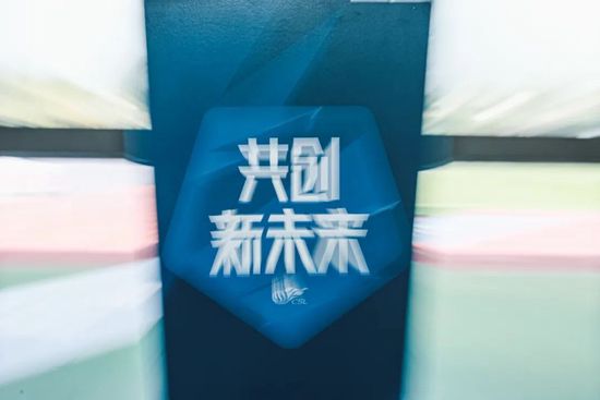 在《熊出没·重启未来》中，故事被设定在一百年后的末世背景，因环境遭到破坏，百姓生灵涂炭。