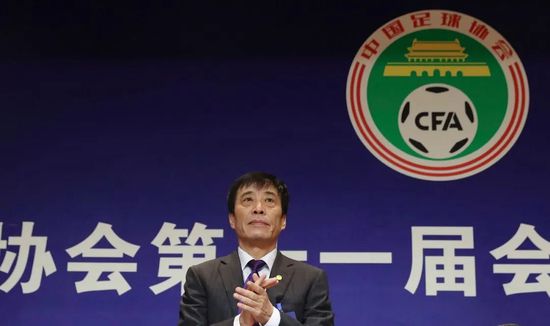 她的未婚夫乔·米开朗基罗，以及《摩登家庭》演员朱丽·鲍温、艾德·奥尼尔和艾瑞克 甜茶有望二搭《摇滚诗人》导演 饰摩托车抢劫犯 2025-08-06 据Deadline独家报道，“甜茶”提莫西·查拉梅​有望与《摇滚诗人：未知的传奇》导演詹姆斯·曼高德再度合作，有望将海梅·奥利维拉尚未发表的短篇小说《High Side》搬上银幕。