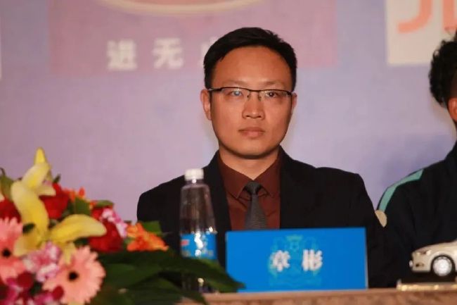 ”这种道德困境让角色更具复杂性与悲剧色彩。