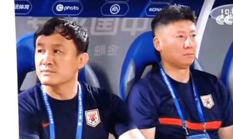 照片中婚礼现场以紫色主题为主，非常浪费华丽。
