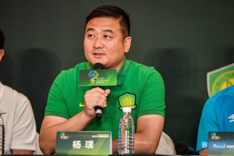 安妮、斯坦利拍摄《穿普拉达的女王2》 时间：2025.All Black造型现身。