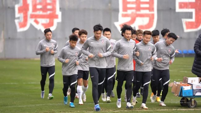 跟随张晋的利落身手游走于各方势力之间，在充满黑话暗语和重重反转的悬疑漩涡里，完成最后一击。