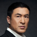 精致深邃的妆容，潇洒利落的短发造型，将沉稳、随性与霸气衬托出来，举手投足间，散发着一 007丹尼尔录《天天向上》 品美酒捏糖人童心未泯 2015-11-12 电影《007幽灵党》扮演者丹尼尔·克雷格（Daniel Craig）、邦女郎蕾雅·赛杜（Léa Seydoux）现身湖南卫视录制综艺节目《天天向上》。