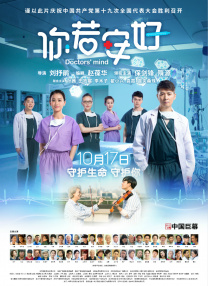 刘晓庆姗姗来迟没有参加红毯就直接进入内场嘉宾席，身穿白色串珠裙大秀胸部春光，在席间与老总热聊时不停地低头看自己的胸部，担心走光。