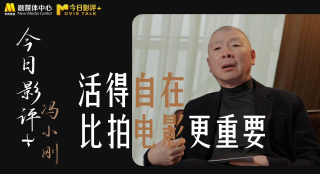 摄制团队还专门定制了超轻摇臂，固定在车顶上，就像一个可以360度旋转的自拍杆，在赛车高速行驶时，可以以更低、更近的角度拍摄细节特写，强化视觉冲击力。